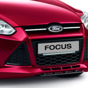 Zaščitni rob prednjega odbijača je črn, sijajen